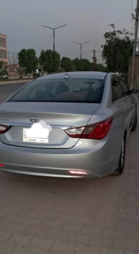 أبيع لكم سيارة هونداي سوناتا، لون سلفر، شكلها نظيف ومرتبة مثل ما مبين ...
