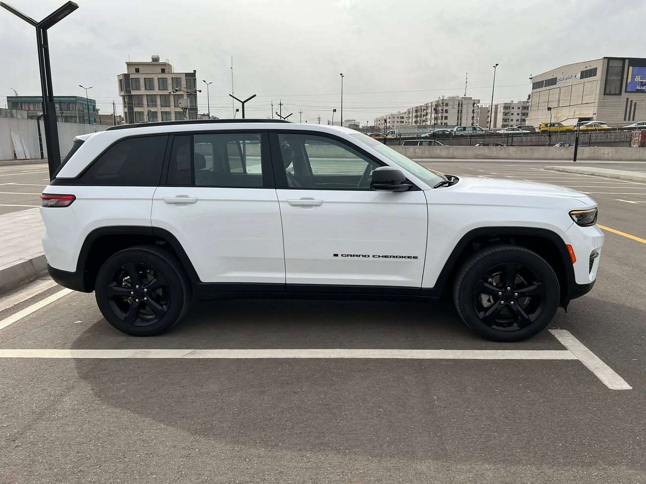 جيب كراند شيروكي لمتدد 2023  رقم بغداد 
دخول جديد / شهداء بسمي / وكالة عامة للمشتري
✅محرك 6 سلندر / لون ابيض 
✅ 5 راكب + بدون ايرباك
✅كشنات جلد + بانوراما + بصمة عدد 2 
✅ شاشه عدد 3 + هاند بريك بصمه 
✅تبريد قطعتين /صندوك كهرباء / حساسات 
✅تدفئه بل مري / توقف ذاتي / مانع تصادم 
✅كير ماوس / ويل كب حجم 20 / رادار امامي
✅وبقية مواصفات المتدد المعروفة 
صور الحادث مرفقة بلمنشور بجم كبس
 تصليح درجة اولى بدون تبديل
العنوان / بغداد / الشعب 
 ***********   
السعر واتساب او اتصال
