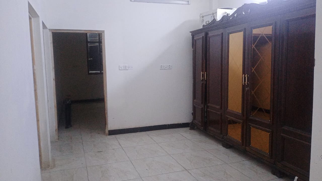 دار للبيع طابو صرف سكني
المساحه ١٥٠ متر بناء جديد 
يحتوي على استقبال طوله ٩ متر 
ومطبخ وصاله ويحتوي على ٥ غرف نوم 
بناء جديد صب مسلح طابوك وقريب على الشارع العام 
العنوان المدائن الورديه شارع الرئيسي الثاني للورديه ***********
