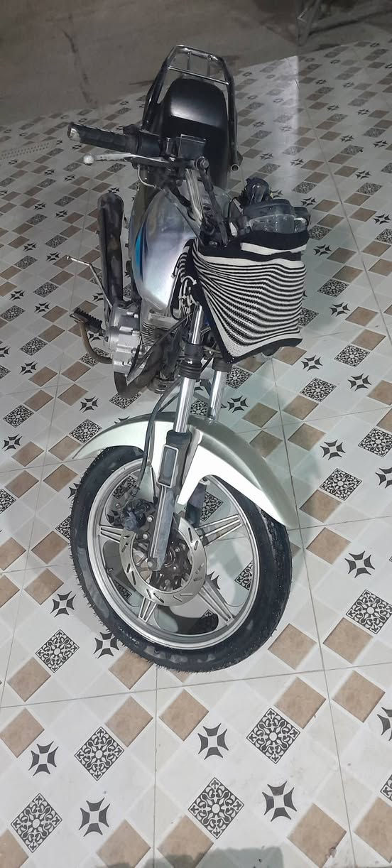 دايون للبيع ١٨ ارواق اصولي 
يرادلها بس كهربائيات محرك ناعم نضيف 

مكاني منطقه الحر رقم *********** 

سعر 550
