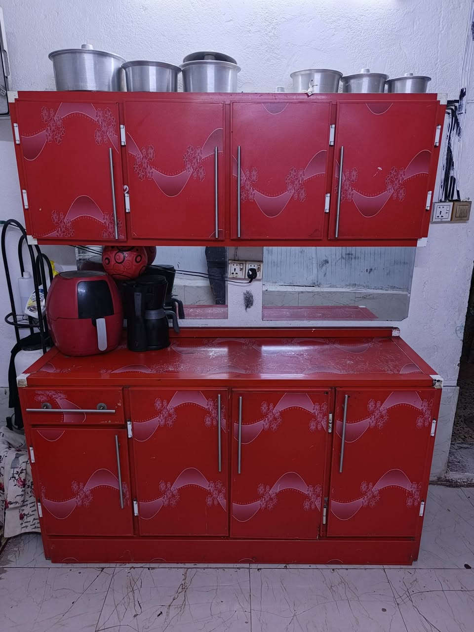 سلام عليكم
كاونتر ٤ بيبان 
ملحق + سنك + أرضي
بي ملاحضة صغيرة 
الباب مال كاونتر الارضي وحدة تعبانة وموضحها بل صورة 
سعر 150 وبي مجال قليل
بغداد جديدة
*********** أتصال
