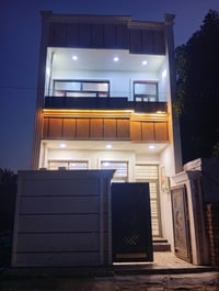 دار حديثة وجديدة للبيع في منطقة سكنية هادئة. مصمم بجمالية عصرية مع واج...