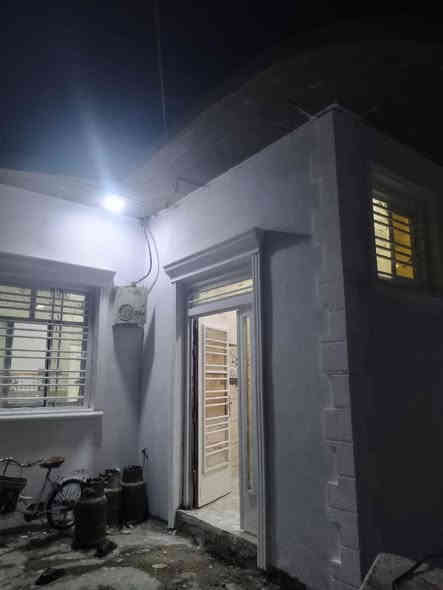 ✨ للبيع – بيت سكني في حي الشرطة ✨
📍 الديوانية – حي الشرطة
📌 موقع ممتاز وخدمات كاملة

🏡 تفاصيل العقار:
▪️ المساحة: 200 م²
▪️ بناء مسلح – سنة البناء 2020
▪️ يحتوي على:
• غرفتين نوم 🛏️
• صالة استقبال واسعة 🛋️
• صحيات داخلية وخارجية 🚿
• مناور عدد 2
▪️ الطابق الثاني: صالة + حمام
▪️ ملاحظة: الدرج + المطبخ + الطارمة بحاجة لإكمال
▪️ البيت عالٍ عن الشارع

🏫 الخدمات القريبة:
▪️ مدارس ابتدائية – متوسطة – إعدادية
▪️ روضة أطفال
▪️ مركز صحي
▪️ تبليط كامل للمنطقة
▪️ قريب جداً من مدرسة الصينية

💰 مطلوب: 12 مليون للمصرف العقاري 

للاستفسار والتواصل:
📞 0772 397 6222
📞 0786 697 6661
📍 مكتب أساس للعقار – الديوانية / حي الفرات مقابل جامع الإمام المهدي
