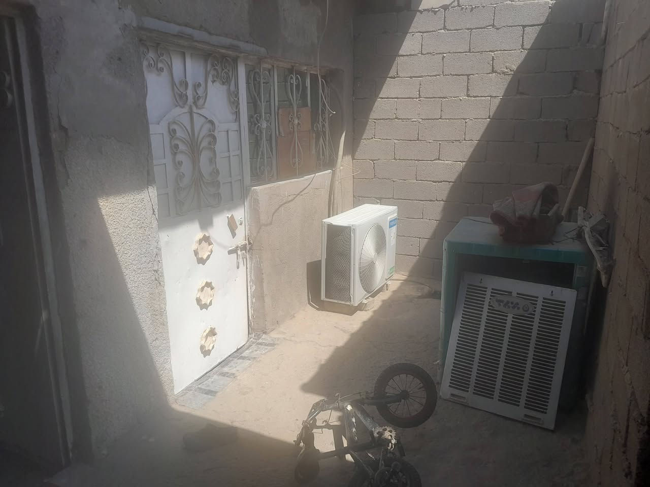 البيت للبيع مساحته 200 بيه تلاث غرف  تجاوز  مجاور عيون البلديات  ***********
