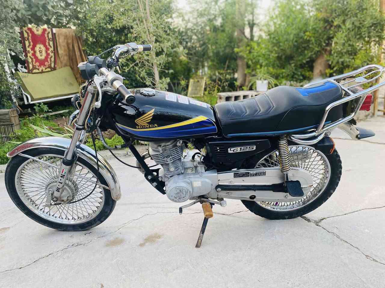 نامي 3 حرف موديل 17 دراجه نشطه ونضيفه بدون اي عيب  سعر 325 وبي مجال بسيط ***********
