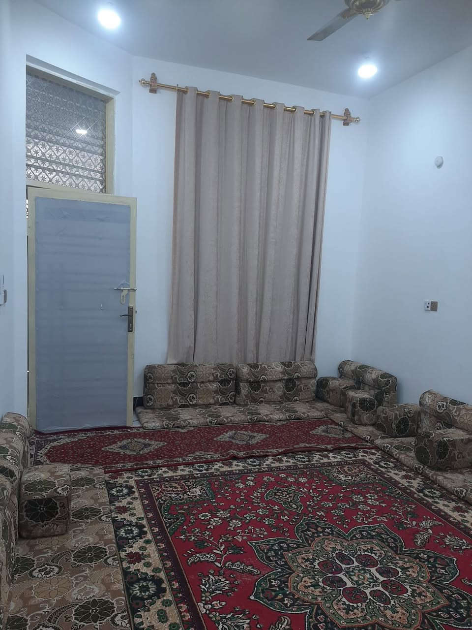 دار للبيع زراعي في حي الشموع جاهز للسكن مساحه 150 متر جداً قريب ع شارع العام بناء درجه اولئ بناء حديث تفاصيل بناء // غرفتين / صاله / مطبخ / وستقبال/ وصحيات داخليه وخارجيه // السطح شتايكر /بيت بي وصل تطويب للاستفسار اكثر تصال او زياره المكتب في الشموع ع شارع العام  
*********** // #مـكتب_المسـتقبل_للعقـار 🏠.
