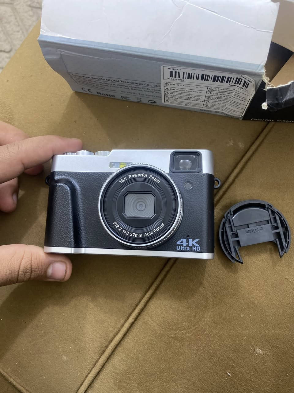 كاميرا رقمية اقتصادية 4K (بدون علامة تجارية معروفة) وغالباً تُباع باسم موديلات مثل DC202 أو كاميرات 4K الصينية العامة.

المواصفات الظاهرة في الصور:
 • تصوير 4K Ultra HD
 • Zoom 16X
 • عدسة مكتوب عليها F/2.2 – 3.37mm Auto Focus
 • شاشة خلفية تقريباً 2.7 – 3 إنش
 • فلاش أمامي
 • منفذ HDMI للتوصيل بالتلفاز
 • شحن عبر USB
 • معك في العلبة:
 • كابل شحن 🔌
 • كابل HDMI 📺
 • حزام لليد
 • غطاء عدسة

السعر 35 مع التوصيل


**إذا كنت صاحب هذا الإعلان وتريد حذفه لأي سبب، رجاءا أرسل رسالة إلى الدعم الفني**