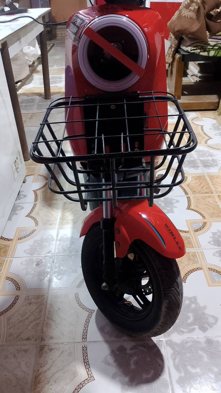 دراجه شحن R9 للبيع الكوري MR موديل 2025 للون أحمر وياها مكاتبه (وصل) دراجه كامله مكمله ونضيفه وجميع غراضها موجوده الي يريد يتصل على(***********)
