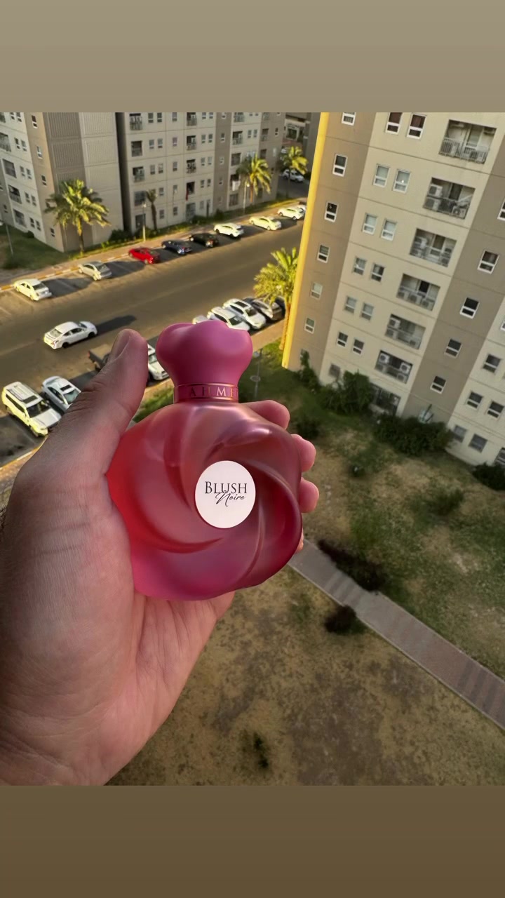 Blush Noir Ahmed Al Maghribi

عطر شرقي - زهري للجنسين. 

إفتتاحية العطر : الجريب فروت الوردي, الكشمش الأسود, التوت الأسود, الراوند, الفاوانيا, التفاح, الكشمش الأسود, التفاح الأحمر, الكمثري, الليتشي, الخوخ و المريمية

قلب العطر : زنابق الوادي, الياسمين المصري, حبوب التونكا, توت العليق, الزعفران, البنفسج, الورد الدمشقي و التوت البري
قاعدة العطر تتكون من الفانيليا, البخور, الكاراميل, المسك, خشب الصندل, العود و الطحالب.


**إذا كنت صاحب هذا الإعلان وتريد حذفه لأي سبب، رجاءا أرسل رسالة إلى الدعم الفني**