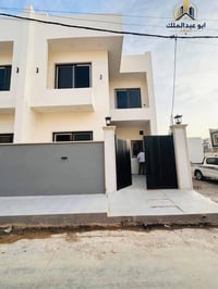 حصريا لدى ابو عبدالملك •بيت للبيع في حي التعليم جمعية النور   •المساحة...