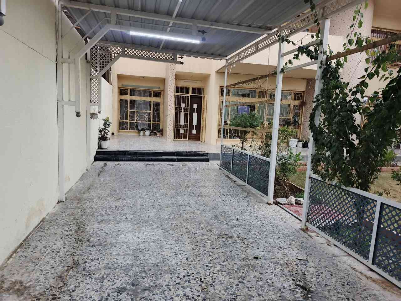 بيت في الايمن حي شفاء مقابيل الاعدادية المركزيه مساحه البيت 416 سعر المتر 850 للاستفسار تواصل مع صاحب الدار‏‪***********‬‏
