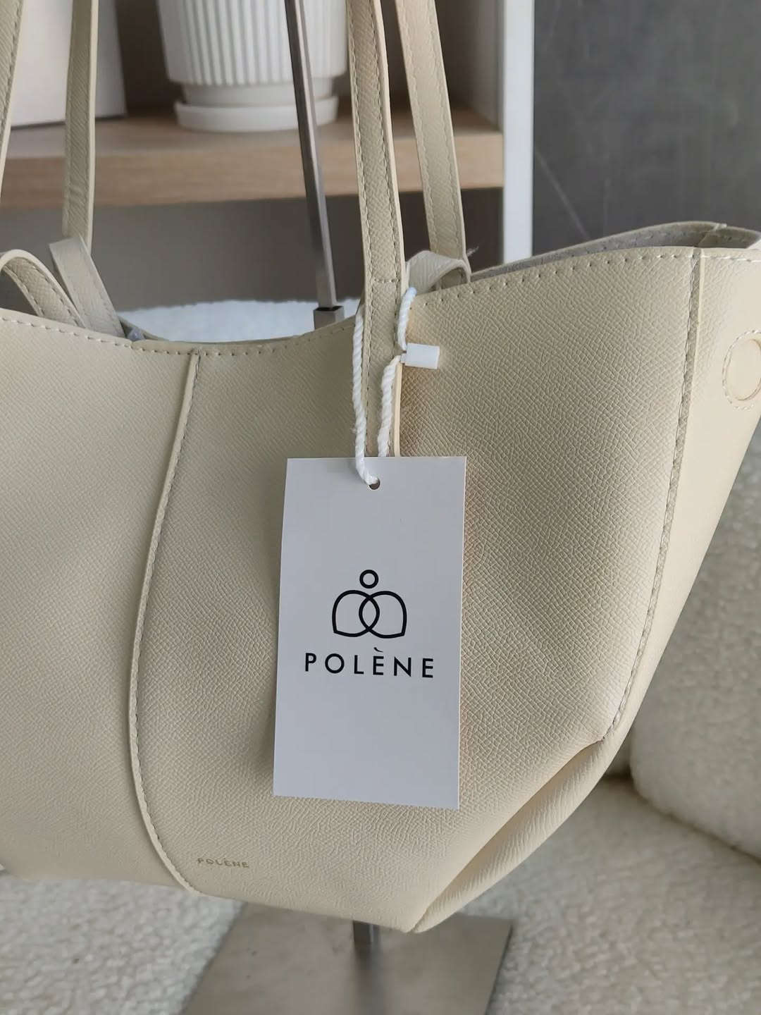 بولين ماستر كوالتي مع البوكس 🤍

👜 الجلد سوفت والكوالتي يجنن
🪡 الخياطة مرتبة والتشطيب من الداخل ممتاز
📏 الحجم وسط، والقاعدة ثابتة ، مناسب للدوام، الطلعات والاستخدام اليومي
🎨 متوفرة بـ 6 ألوان: أوف وايت، أسود، رصاصي، وردي، جوزي، أحمر ❤️
ويجي وياها المحفظة مالتها نفس لون الجنطة طبعاً ✨ 
💰 السعر: 25 ألف فقط
🚚 التوصيل لجميع محافظات العراق: 5 آلاف
📸 التصوير حقيقي من داخل المحل ✨
🎁 ومتوفر عدنا تغليف هدايا أنيق
💝 سعر التغليف: 3 آلاف
📩 للحجز والاستفسار راسلينا بالدايركت، والكمية محدودة. 🤍✨


**إذا كنت صاحب هذا الإعلان وتريد حذفه لأي سبب، رجاءا أرسل رسالة إلى الدعم الفني**