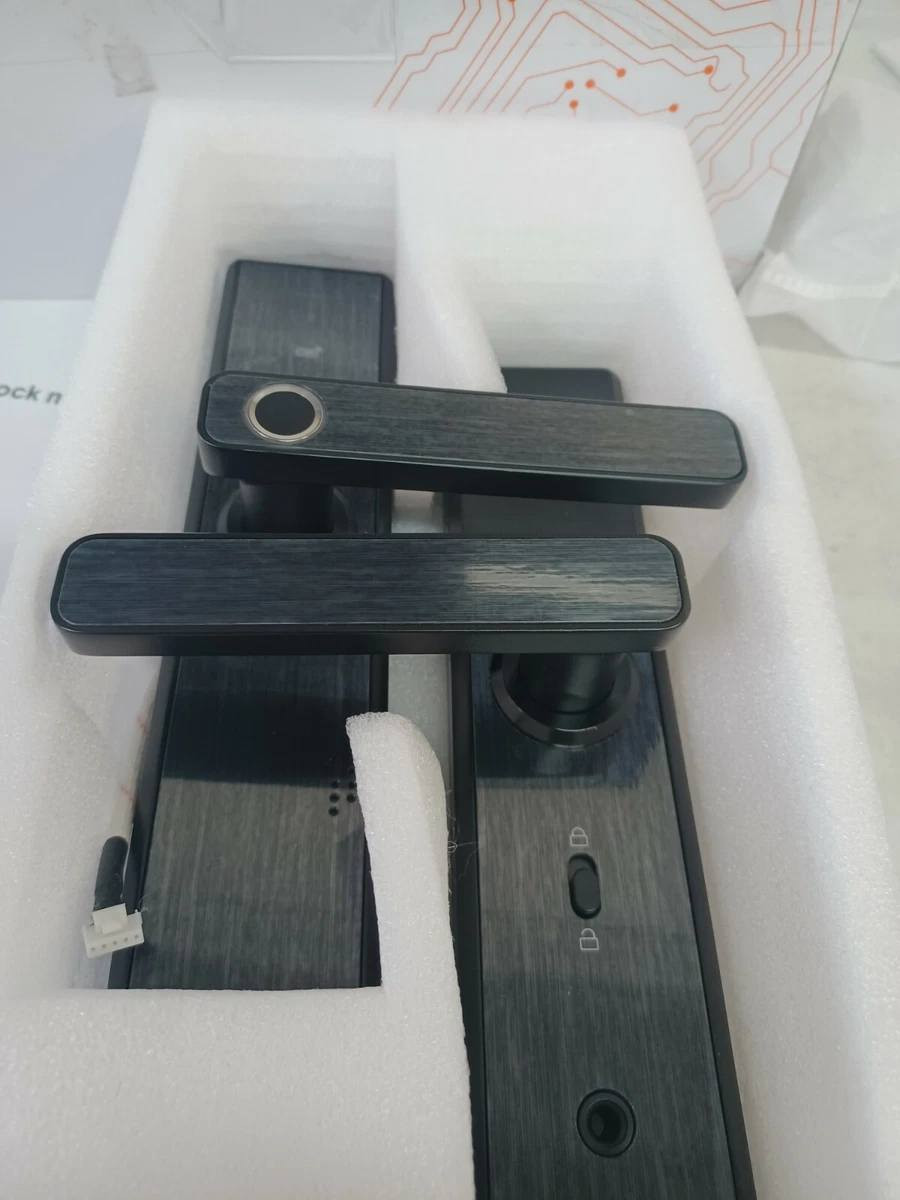 طرق وصول متعددة: يمكن فتحه باستخدام لوحة مفاتيح إلكترونية، أو مستشعر بيومتري (مثل بصمة الإصبع)، أو بطاقة وصول، أو عبر تطبيق جوال باستخدام البلوتوث أو الواي فاي. 
أمان معزز: تستخدم هذه الأقفال تقنية متقدمة وتشفيرًا رقميًا لتوفير أمان أفضل مقارنة بالأقفال التقليدية. 
التحكم عن بعد والمراقبة: يمكن للمستخدمين قفل الباب وفتحه عن بعد ومراقبة من يدخل ويخرج من خلال تنبيهات تُرسل إلى الهاتف. 
التكامل مع المنزل الذكي: يمكن اعتبار الأقفال الذكية جزءًا من نظام المنزل الذكي، مما يتيح التشغيل الآلي مثل القفل التلقائي بعد فترة زمنية محددة. 
للاستفسار *********** وبي واتساب
