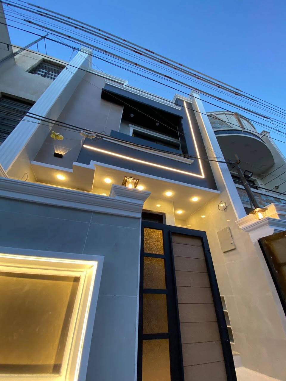 # 100م² جديد للبيع  🏡 
دار  ١٠٠ م للبيع السعر مناسب
يحتوي على ٤ غرف نوم سويت
بناء حديث درجة اولى 
حي الجهاد ـ الحمدانيه

#للأستفسار : مكتب سومر للعقار 🏛️ 
                    *********** 📞 بغداد, العراق
