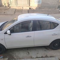 السيارة نيسان صني لون أبيض نظيفة جداً من الداخل والخارج، نظام قير أتوم...