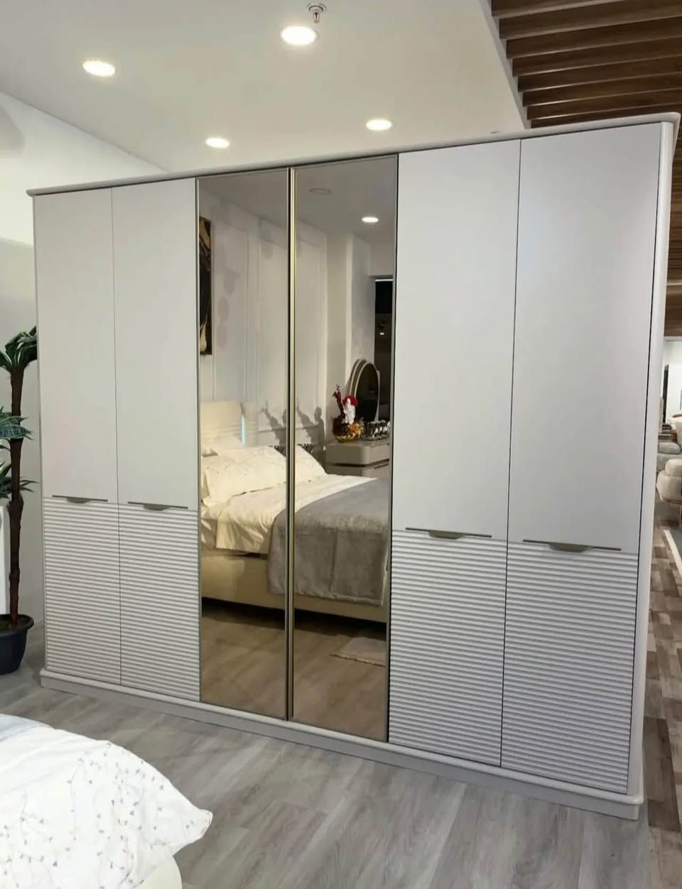 العنوان: شقة مفروشة للإيجار - الكرادة خارج 🏢✨
متوفرة الآن شقة مؤثثة بالكامل (VIP) وبنظام إيجار مرن حسب رغبتكم:
🔹 ساعات
🔹 ليالي (مبيت)
🔹 يومي
مميزات الشقة:
✅ نظافة تامة واهتمام عالي بالتفاصيل.
✅ أمان عالي وخصوصية تامة.
✅ منطقة هادئة جداً وموقع مميز (الكرادة خارج).
📞 للحجز والاستفسار:
تواصلوا معنا عبر الخاص أو واتساب: *********** بغداد, العراق
