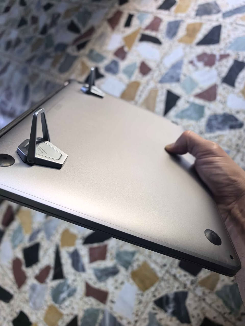 للبيع MacBook Pro 13 إنش 2019 🔥
المواصفات:
معالج Intel Core i5 رباعي النواة 1.4GHz
رام 8GB
SSD 128GB
شاشة Retina 13.3 إنش
كرت شاشة Intel Iris Plus Graphics 645
Touch Bar مضيء + بصمة Touch ID
كيبورد إنكليزي مضيء وممكن تضيفله عربي ب10 الف بالصناعه
الجهاز سريع جداً بالأداء ويشتغل بسلاسة، مناسب للدراسة والشغل والتصفح والاستخدام اليومي.
البطارية تشتغل تقريباً ساعة ونص إلى ساعتين حسب الاستخدام.
الحالة:
الجهاز نظيف جدا وما بي اي مشاكل ومداخل صيانه ابد
زر السهم للأعلى يحتاج تنظيف بسيط فقط، وباقي الكيبورد شغال طبيعي.
مع الجهاز:
شاحن 60 واط يشحن طبيعي 
حقيبة حماية هدية، مشتريها من إسبانيا بسعر 50 يورو.
الكارتونة والشاحن الأصلي موجودين بإسبانيا وممكن أوفرهم لاحقاً.
💰 السعر: 750 ألف دينار عراقي قابل للتفاوض بالمعقول
للتواصل: خاص أو اتصال
📞 *********** بغداد, العراق
