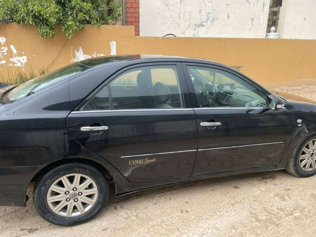 السلام عليكم كامري موديل 2006 خليجيه مصبوغه عام صبغ درجة اولى بدون ضربه بسبب الجراد وعندي تصوير قبل الصبغ هزه وارقام جدد محرك6سلندر وكير كارتون تبريد ثلاجة كهربائيات كامله تخم تاير  داخل جلد بيجي كشنات كهرباء جهتين
 فتحه بالسقف مرايات شفط سيارة مابيها نقص مكانها بغداد الگريعات سعرها93 وبيها مجال تحويل مباشر للاتصال***********
