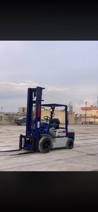 لبيع شوكيه كوماتسو 3 طن  3 حركات كله شغال مكان بغداد ابو غريب 07846411...