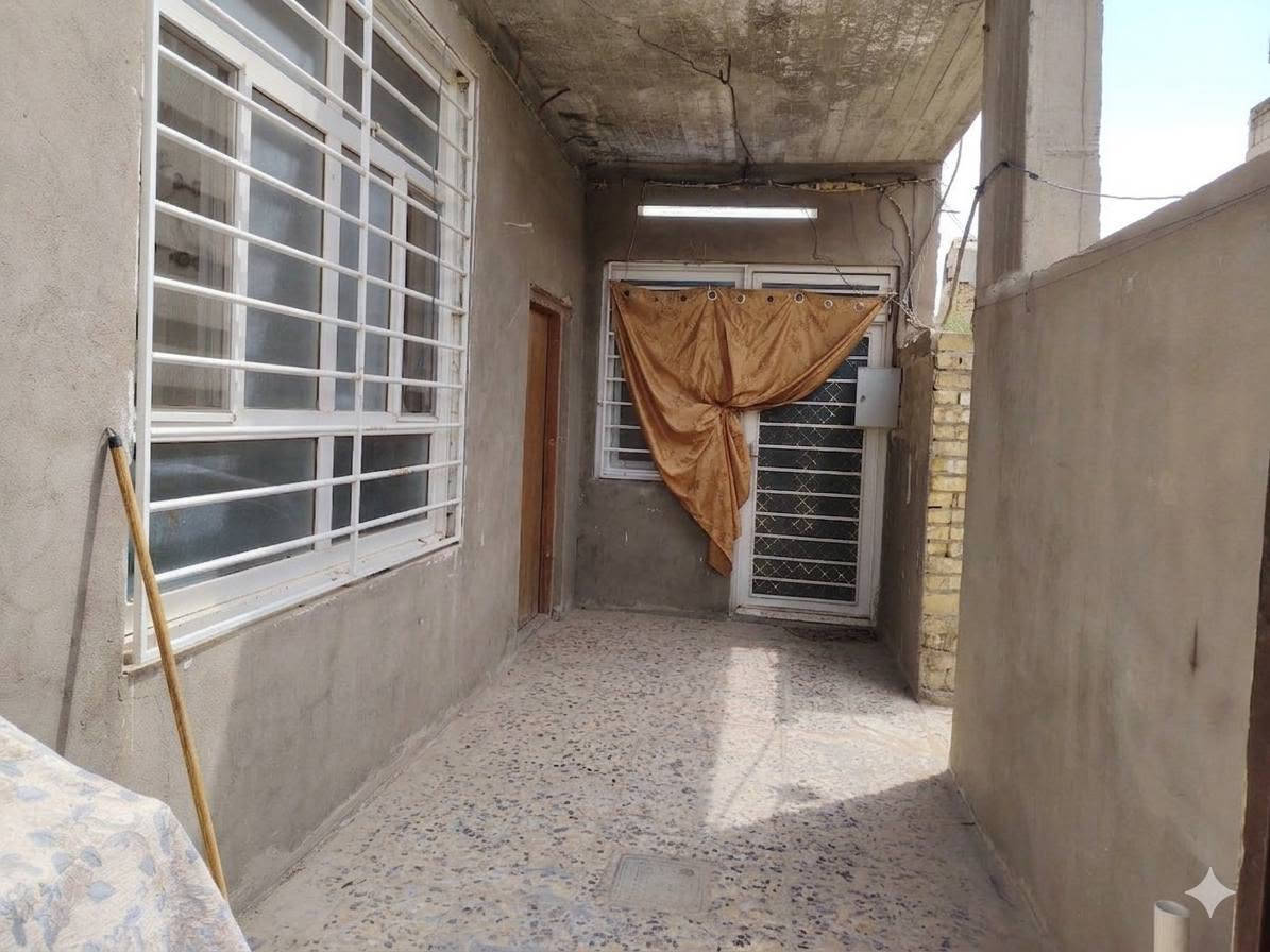 بيت للبيع 200 متر شارع المطار قريب على بوابة الخروج
يحتوي على مشتملات اثنين وانتريت مجاني يبعد عن الشارع العام 50 متر  الطابق الثاني غرفه هيكل فقط

السعر93 وبي مجال
الرقم ***********
ملاحضه البيت مو فارغ اني فرغته بالذكاء الاصطناعي حتئ تكونون بالصوره النجف, العراق
