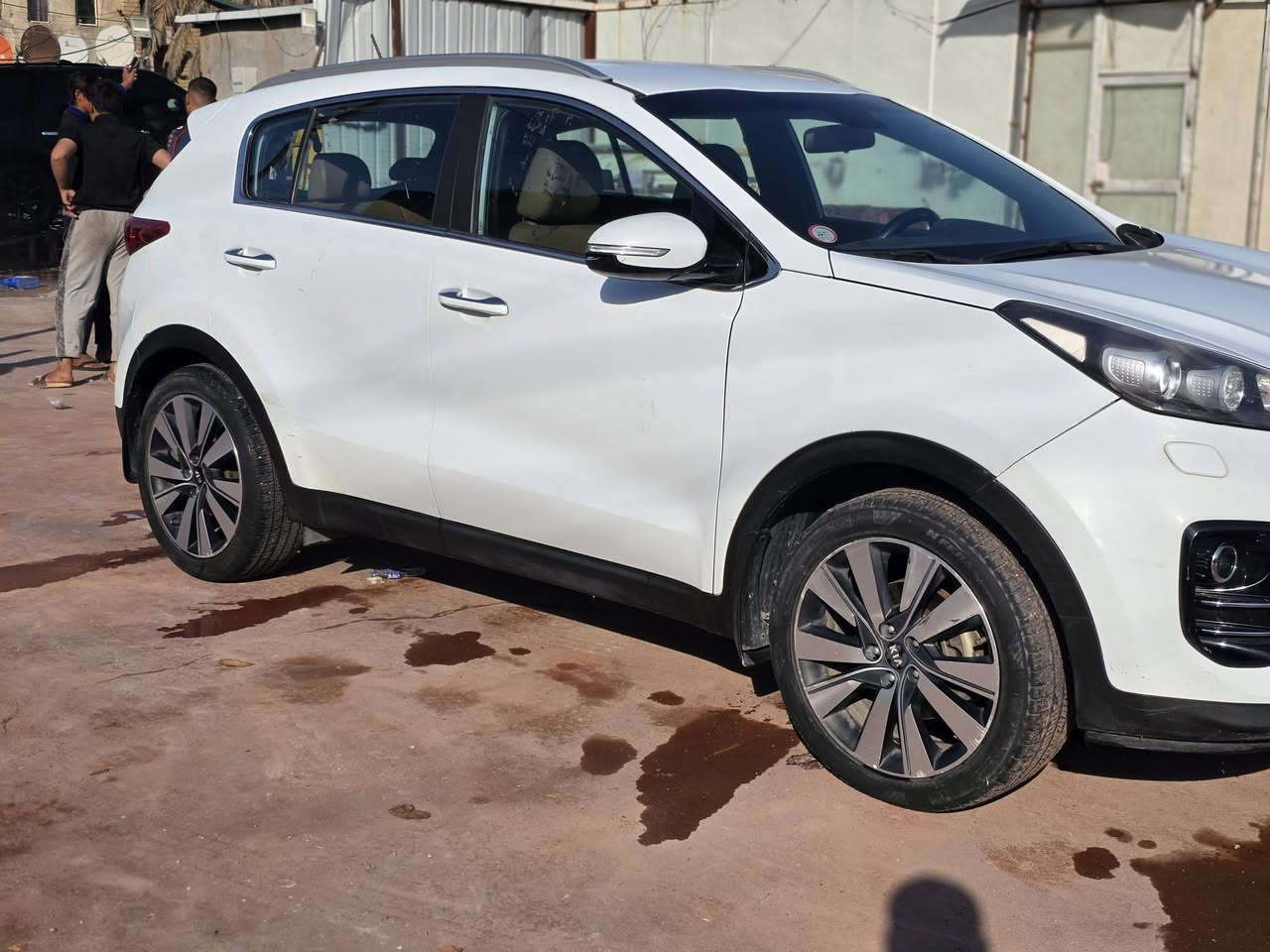 سبورتج 2017 ابيض خليجي رقمها بغداد بيه صبغ قليل بلجاملغ الخليفي ...حساسات والمرايه شفط ويل ١٩ كروم والداخل عسلي 
السيارة ع ايدي من زيرو لحد الان خير من الله ماشيه ١٧٣ السعر ١٦٨ وبيها مجال موبايل ***********
