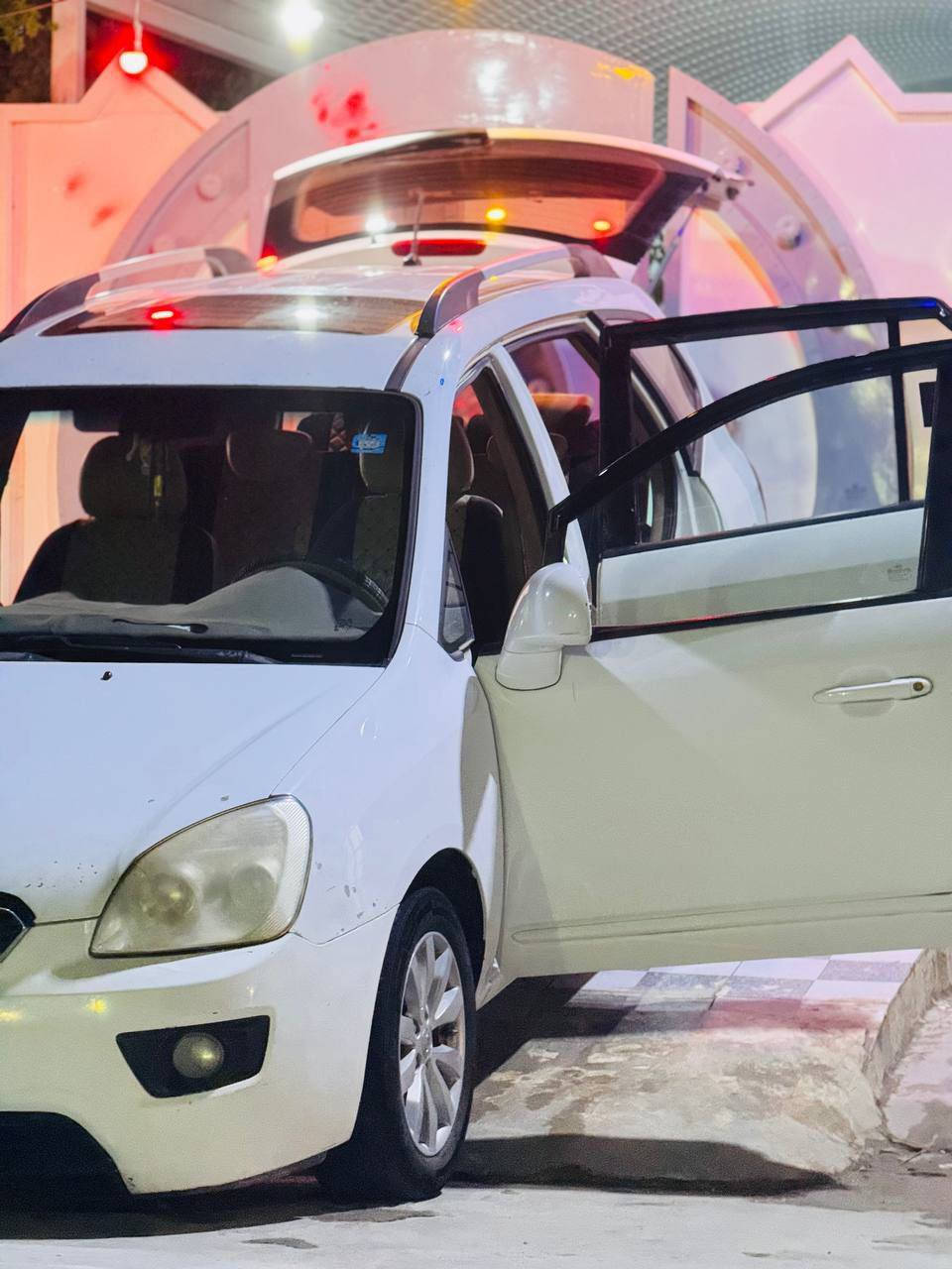 كياكارينز موديل2011 السياره خليجي المحرك2000 فتحه بلصقف السياره 7راكب السياره جاهزه من تبريد السياره فقط ضربه بل الجاملغ الخلفي الجه اليمنه  السياره سعره(105)  (بيع مستعجل) وهاذا رقمي ***********
