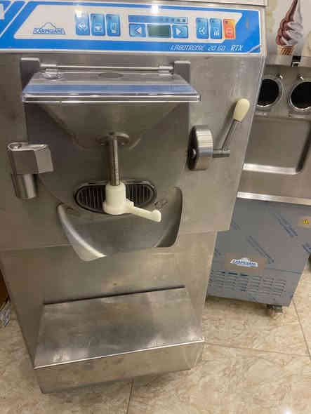 إنتاجيه Dsكربيجاني ايطالي 
20-60
10لتر 
مستخدمه نضيفه جدآ
تبريد ماء  
3فيز 
اعله فئه بالكربيجاني  
نعومه وسرعه فائقه بالانتاج 

‏السعر والتفاصيل مراسلة الصفحة 
‏أو الاتصال على الرقم *********** 
‏العنوان البصرة
