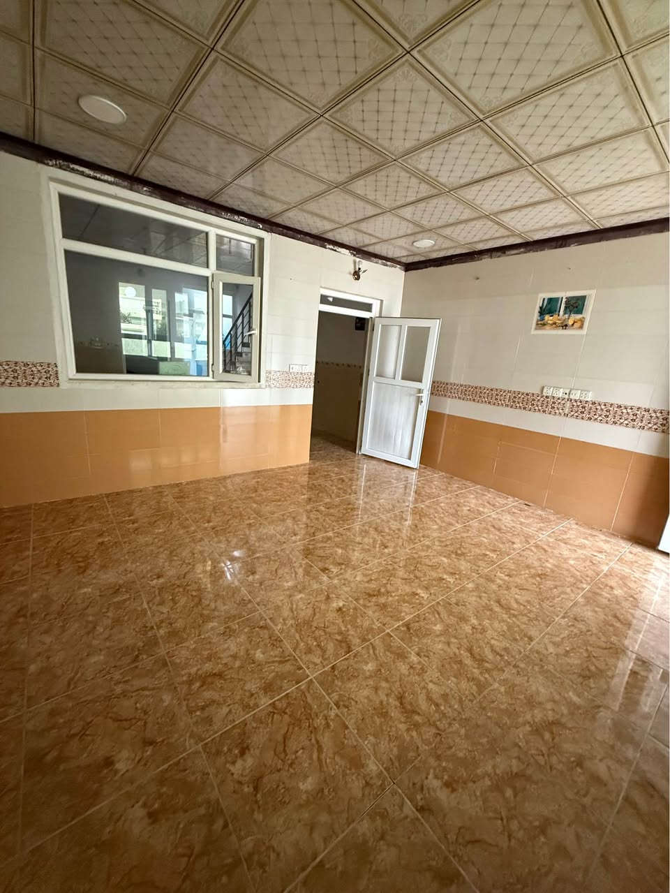 خانووی ١٠٠م یەک نهۆم و بەیتونە
مەلا ئۆمەر -کۆلانی سعید گاباری
نرخێکی زۆر گونجاو کە دوو دەفتەر و پەنجاو پێنج وەرەقەیە
مامەڵەی تێدایە

بيت 100 متر، طابق واحد وبايتونة
ملا ئومەر – زقاق سعيد گاباري
بسعر مناسب هواي، دفترین و55 ورقة
وقابل للتفاوض أربيل, العراق
