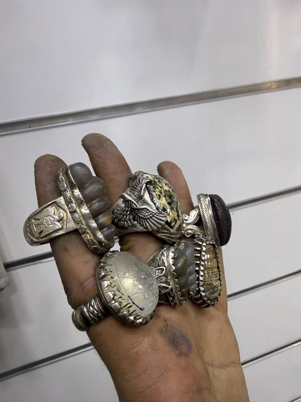 السلام عليكم 6قطع محابس فضه 925 حجم كبير ضياغه يدويه احجار كلش حلوه مع لوي نباعي السعر الكلي 500الف قفل عنواني بغداد التراث قرب تقاطع درويش *********** وزنهن 181غرام
