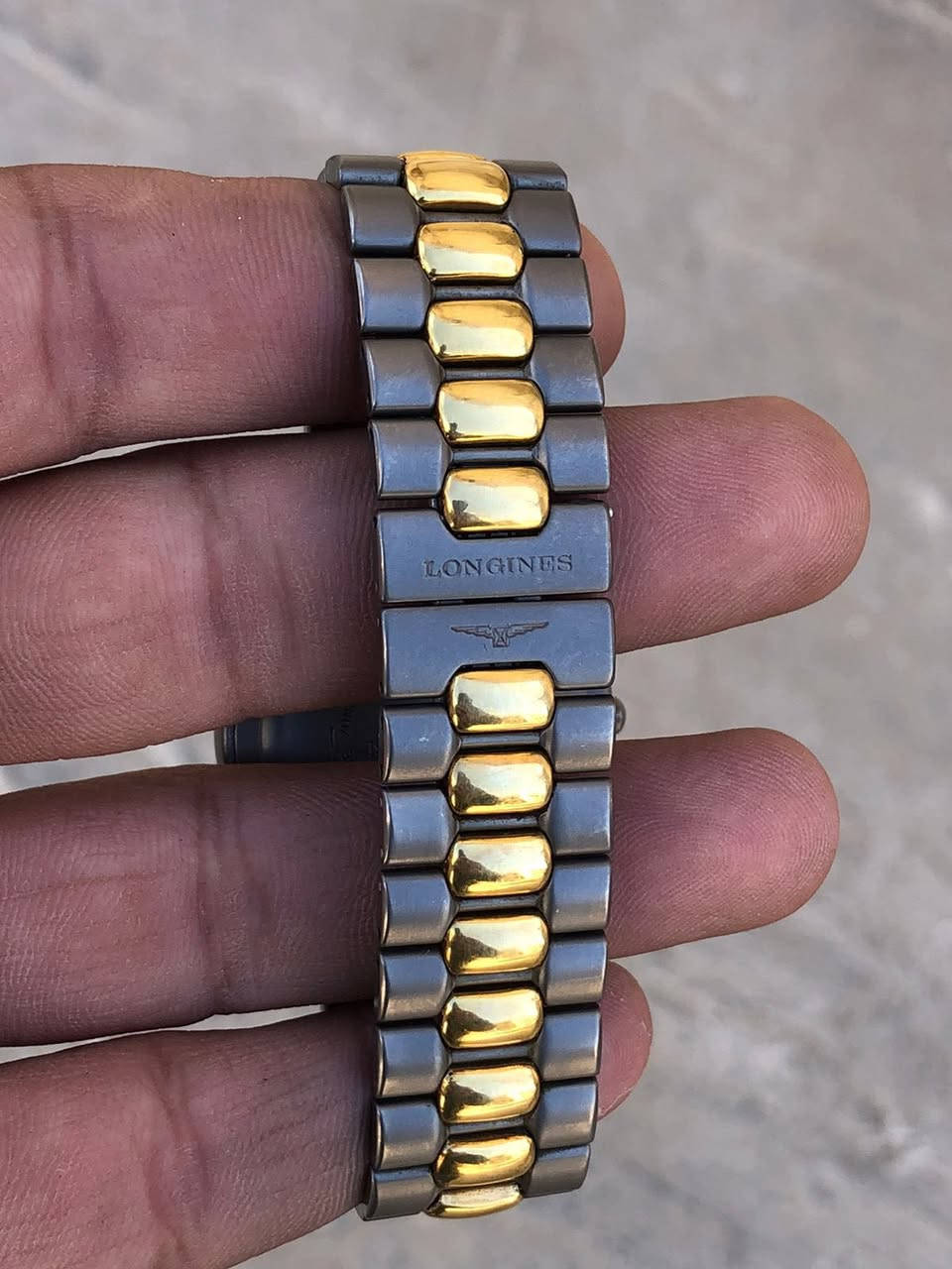 السلام عليكم 
لونجين كوارتز سويسري 
نافذه للتاريخ اليومي 
لونين ذهبي وتيتانيوم القطر 34 
 نظيفه جدا مع العلبه الاصليه 
السعر 250 دولار 
يوجد توصيل


**إذا كنت صاحب هذا الإعلان وتريد حذفه لأي سبب، رجاءا أرسل رسالة إلى الدعم الفني**