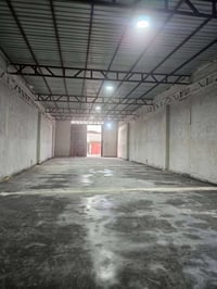 مساحة ٣٠٠م • واجهة ١٠م • موقع تجاري