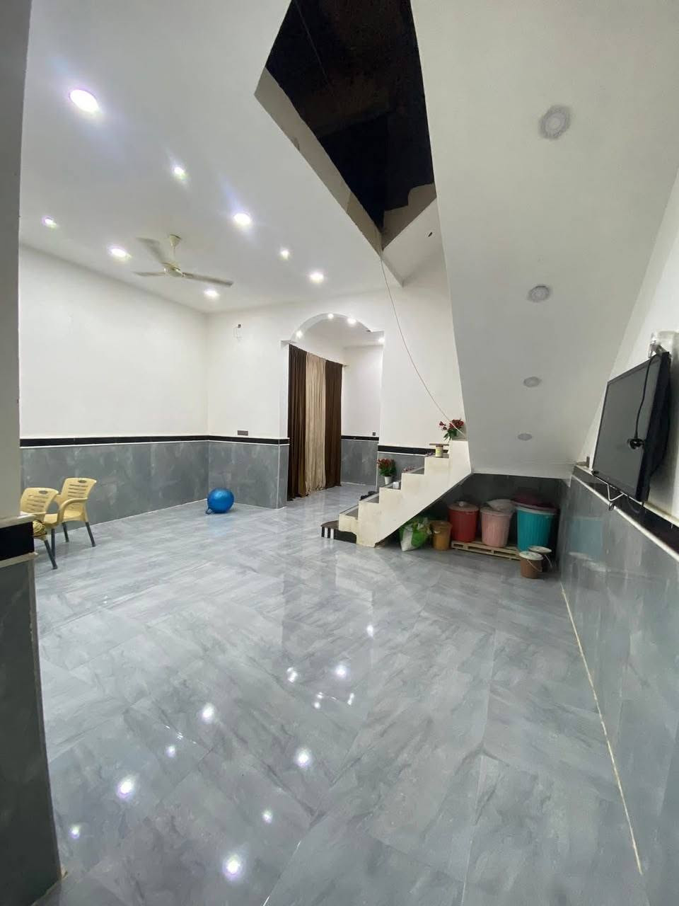 بيت للبيع طريق بغداد حي القصور مساحة البيت ٢٣٠متر مكون من دوانيه+ مطبخ +صاله+ غرفتين نوم+ حمام والطابق الثاني مكون من غرفتين +صاله+حمام /يوجد بالقرب من البيت مدرسه كما واضحه بالصوره +مولد قريب جدآ /للستفسار الرقم ***********
