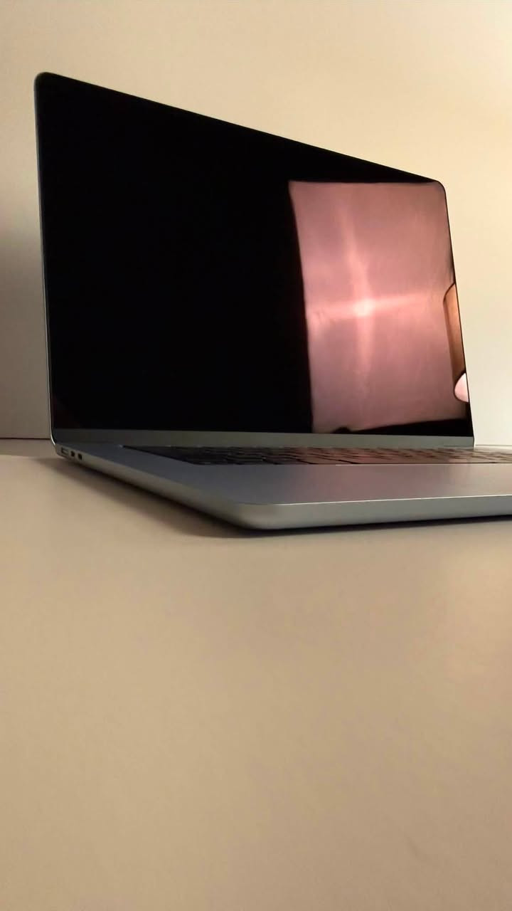 Macbook Air M4
256 GB Hard
16 GB Ram
15,3 inch
Battery 100%
Cycle 13
بعده بالضمان الجهاز عربي شرق اوسط لون سكاي بلو 
للتواصل ومعرفه السعر على الخاص او واتس
***********
