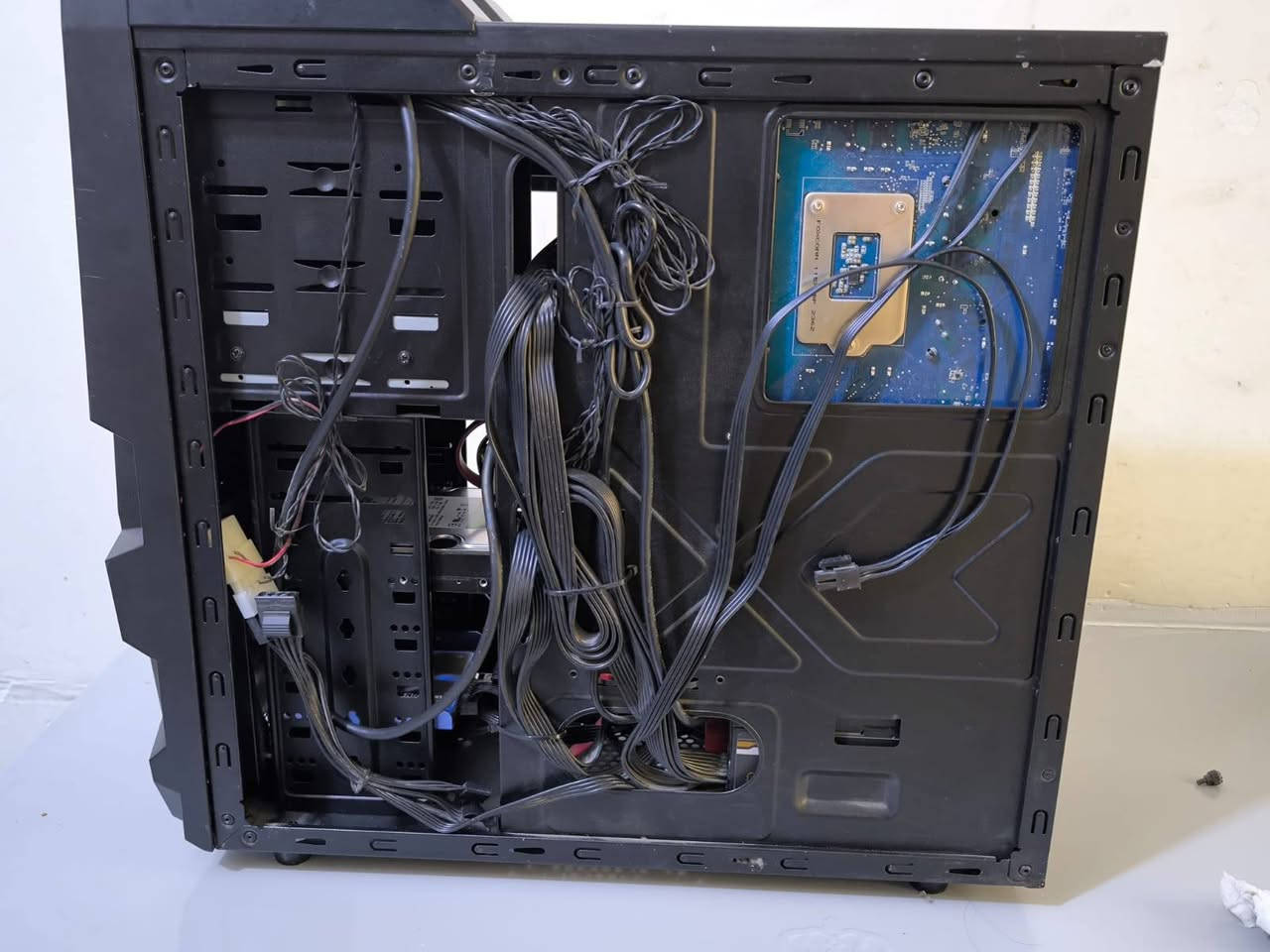 السلام عليكم حاسبة دسكتوب كيس فقط
جميع المواصفات موجودة بالصور
الكيس Cooler Master اسود ملموم
MB: Intel
CPU: core I7 Gen3 
GPU: MSI GTX 680 2GB
Ram: DDR3 2X4 8gb speed 1333
HDD: 2TB 
SSD: 120 GB hyperx
PWO: 650W thermaltake 87
2 fans with LED

المشاكل 
دكمة الباور ثابتة على التشغيل بس ماكو تاثير على أداء الجهاز
السعر 250
يوجد توصيل لجميع المحافظات ب5


**إذا كنت صاحب هذا الإعلان وتريد حذفه لأي سبب، رجاءا أرسل رسالة إلى الدعم الفني**