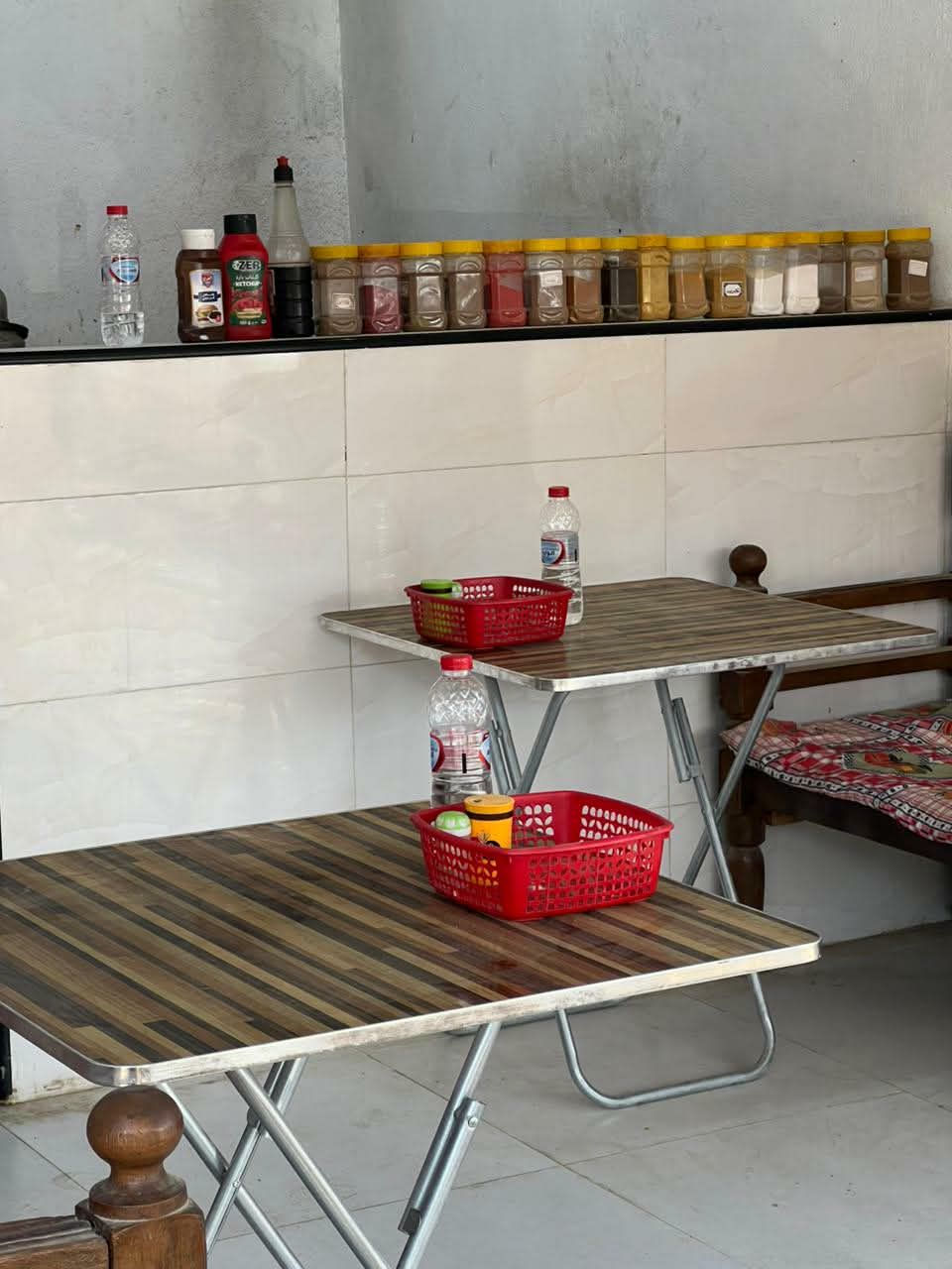 السلام عليكم
مطعم في حي  الصناعي  للبيع
 ماء وكهرباء  وسيراميك درجة اولى يحتوي على
 تانكي ٥٠٠لتر +سقيفة درجة اولى
رمبة ثرم معه كامل الملحقات
من صحون لكافة الاطعمة
 ٤ ميز طعام 
٤ كرويتات 
٥ طباخات +منظومة غاز  /قنينتين
انارة +مراوح  +ساحبة +مغسلة ومراية  وسيت جداري  وطاوات للفلافل ولبركر  ولمخلمة
امانة الله المحل كامل مثل ما موضح بالصورة تستلم مفتاح وتباشر تشتغل على بركة الله 
سبب البيع  صاحب المطعم حصل على امر اداري  للتعيين
السعر مليون ونص وبي مجال قليل
للتواصل 
‎0774 894 9457
***********
