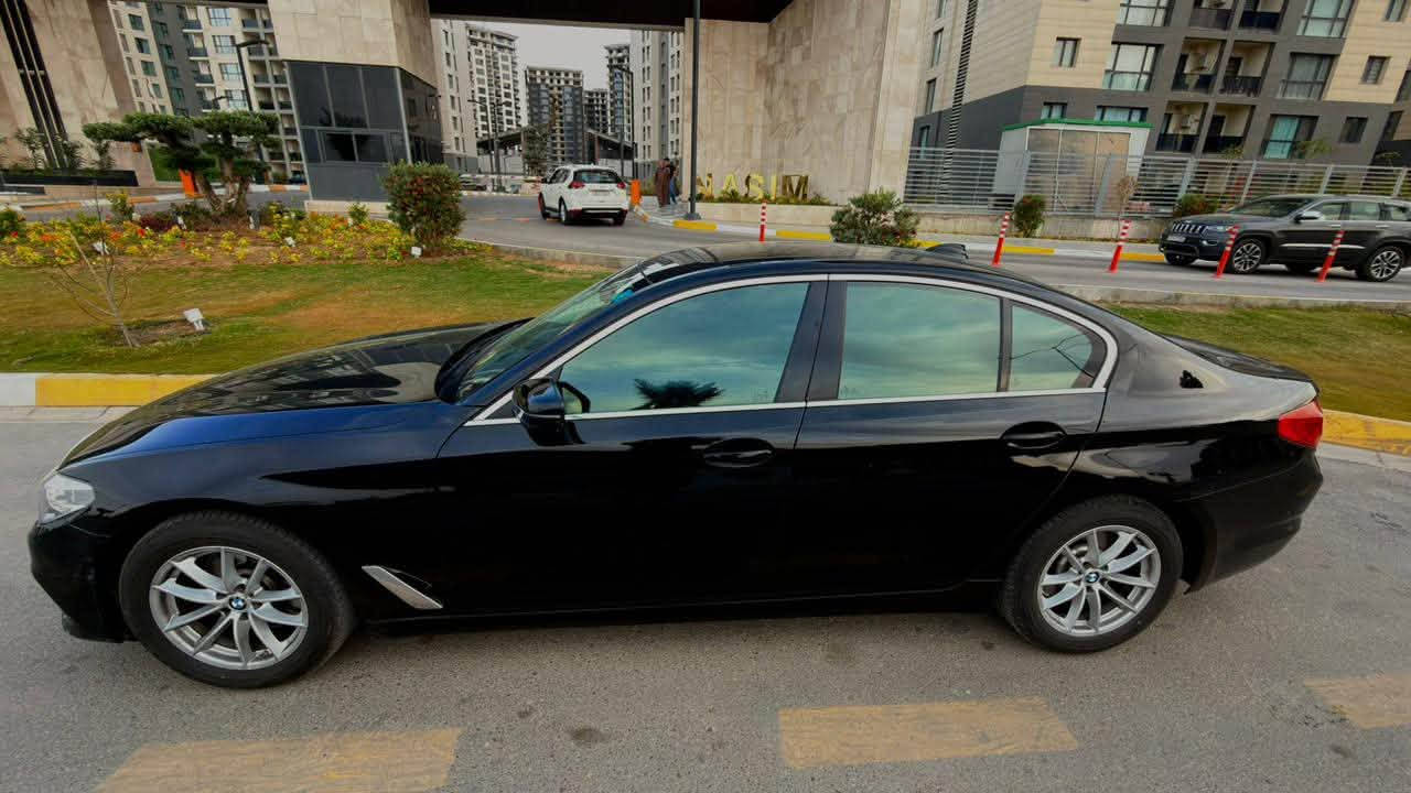 🔥 للبيع او مراوس 
 BMW 520i موديل 2020 خليجي عروش وكل السيرفس بالعروش من البداية للنهاية سيارة ممتازة 🔥

سيارة نظيفة جداً ومواصفات مرتبة  
بردات بلادية  للجامات 
✅ محرك اقتصادي وعزم ممتاز  وبحالة جدًا ممتازة 
✅ كير 8 نمر  
✅ تشغيل بصمتين  
• بصمة شاشة (Display Key)  
• بصمة اعتيادية  
✅ فتحة سقف    
✅ حساسات أمامية وخلفية  
✅ كامرة  
✅ إضاءة LED  
✅ تحكم ستيرن  
✅ وضعيات قيادة  
✅ تبريد وتدفئة ممتازة  
✅ داخلية ابيض المرغوبة وكالة مرتبة جداً ونظيفة جدًا
تثبيت سرعة
هواي مواصفات بيها والكل يعرفها
📌 السيارة:
• بدون حادث  
• بدون بارد  
• بدون سمكرة أو صبغ  
• مكفولة من الحادث  
• استخدام شخصي ومحافظة عليها
رقمها  بغداد مميز ومكرر 
مكانها بغداد
السيارة جاهزة للفحص بأي مكان  
وما تحتاج أي صرف - مسويلها بولش ونانو قبل شهر يم NVN
تايرات يابانية اصلية جدد✨

للجادين فقط ***********
