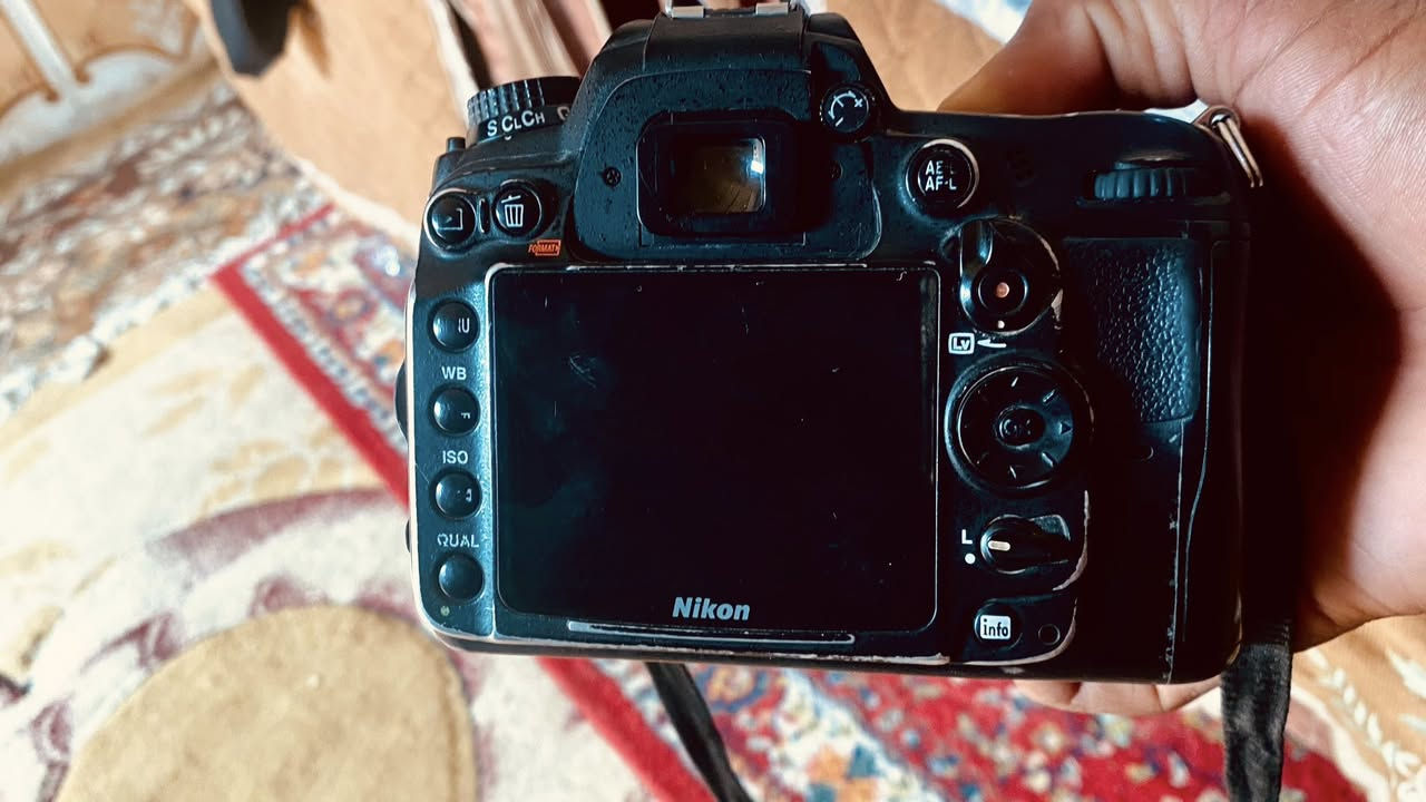 سلام عليكم كاميرا نيكون D7000 للبيع السعر خاص ***********
