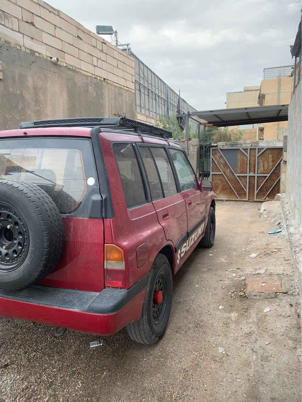 سلام عليكم سياره للبيع سازوكي مديل 2000سياره معمره وجاهزه محرك بلادي رقم بصره تحويل مباشر سعر42 وبيه مجال بصيط الاستفسار *********** البصرة, العراق
