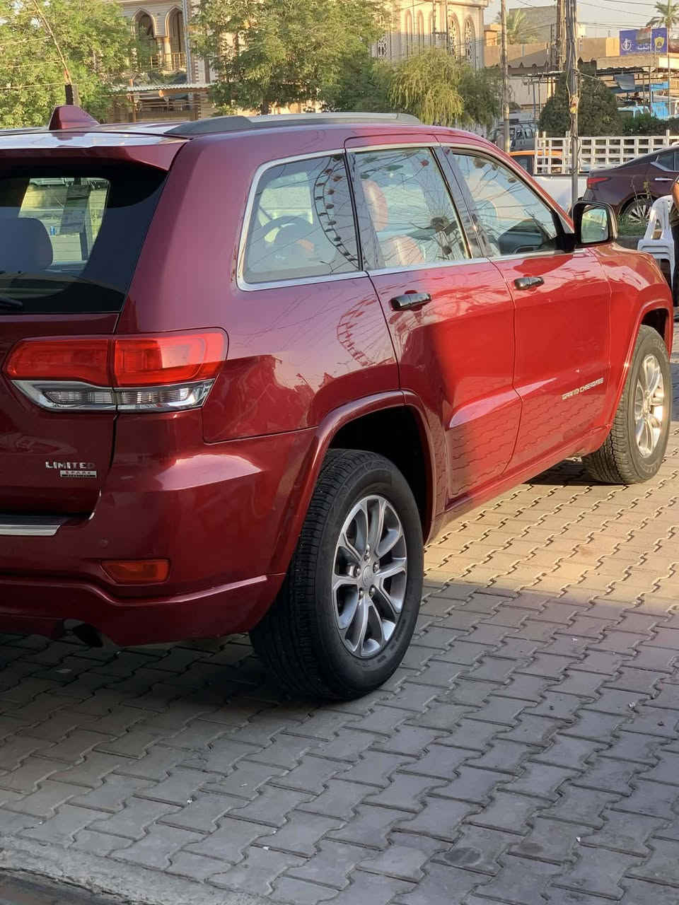 سلام عليكم للبيع جيب 2014 خليجي كفاله عامه سياره فقط بيها جزء كلير في جاملغ امامي سياره فول مواصفات فتحه سقف كشنات كهرباء فور ويل تحكمات شفتات ستيرن شاشه وكامره خلفيه تخم تاير جديد صدر امامي خلفي جديد تدفئه وتبريد كله شغال لد امامي خلفي منضومه زنون جديد مكان سياره ديالى شهربان اي ستفسار ***********
