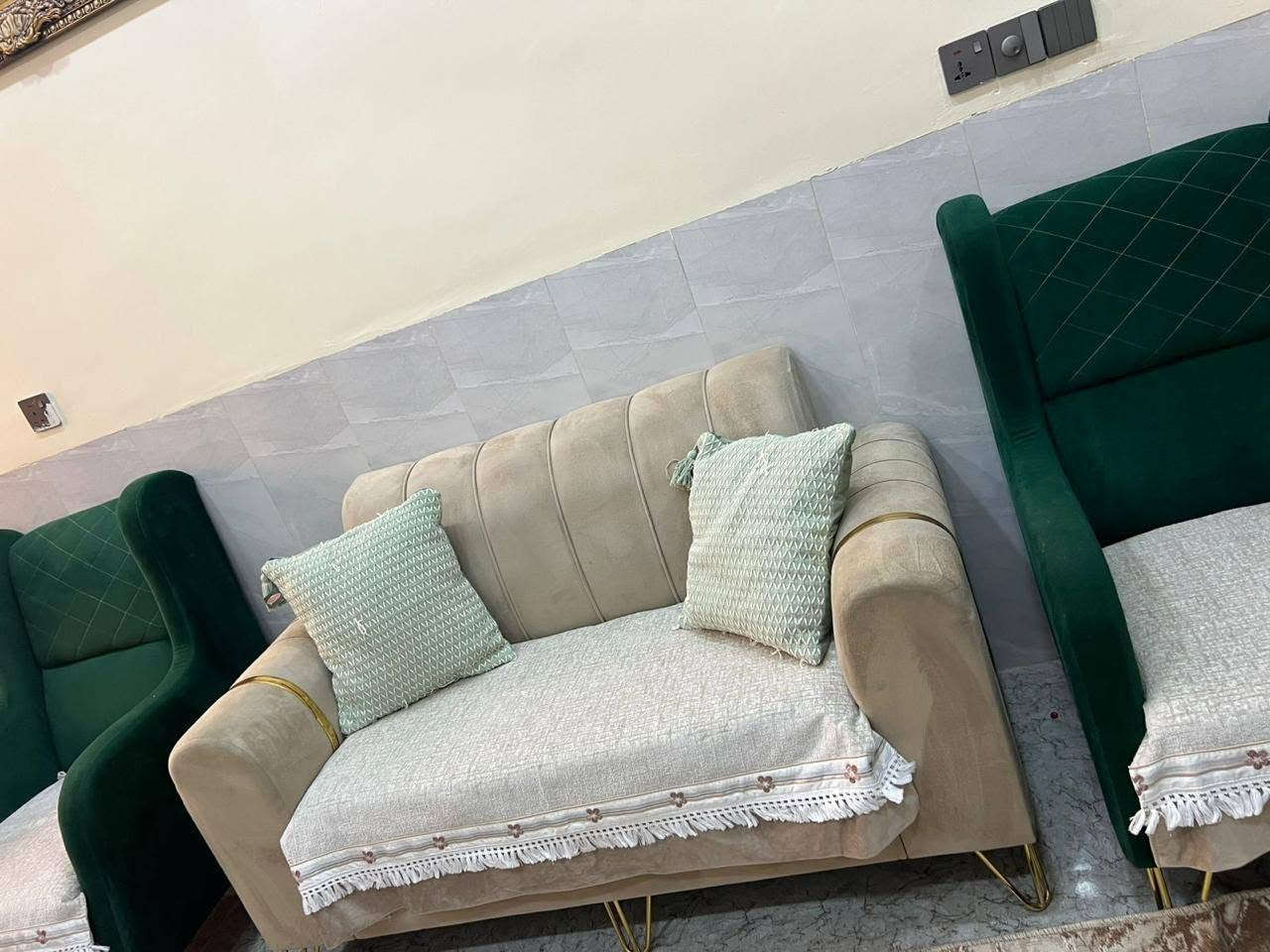 ميز طعام نضيف جداً ست كراسي اريده ب ٢٠٠ وبي مجال تخم عشر مقاعد اريده ٣٠٠ وبي مجال الاتصال على هذا الرقم بي واتساب *********** مستعجل على بيعهم
