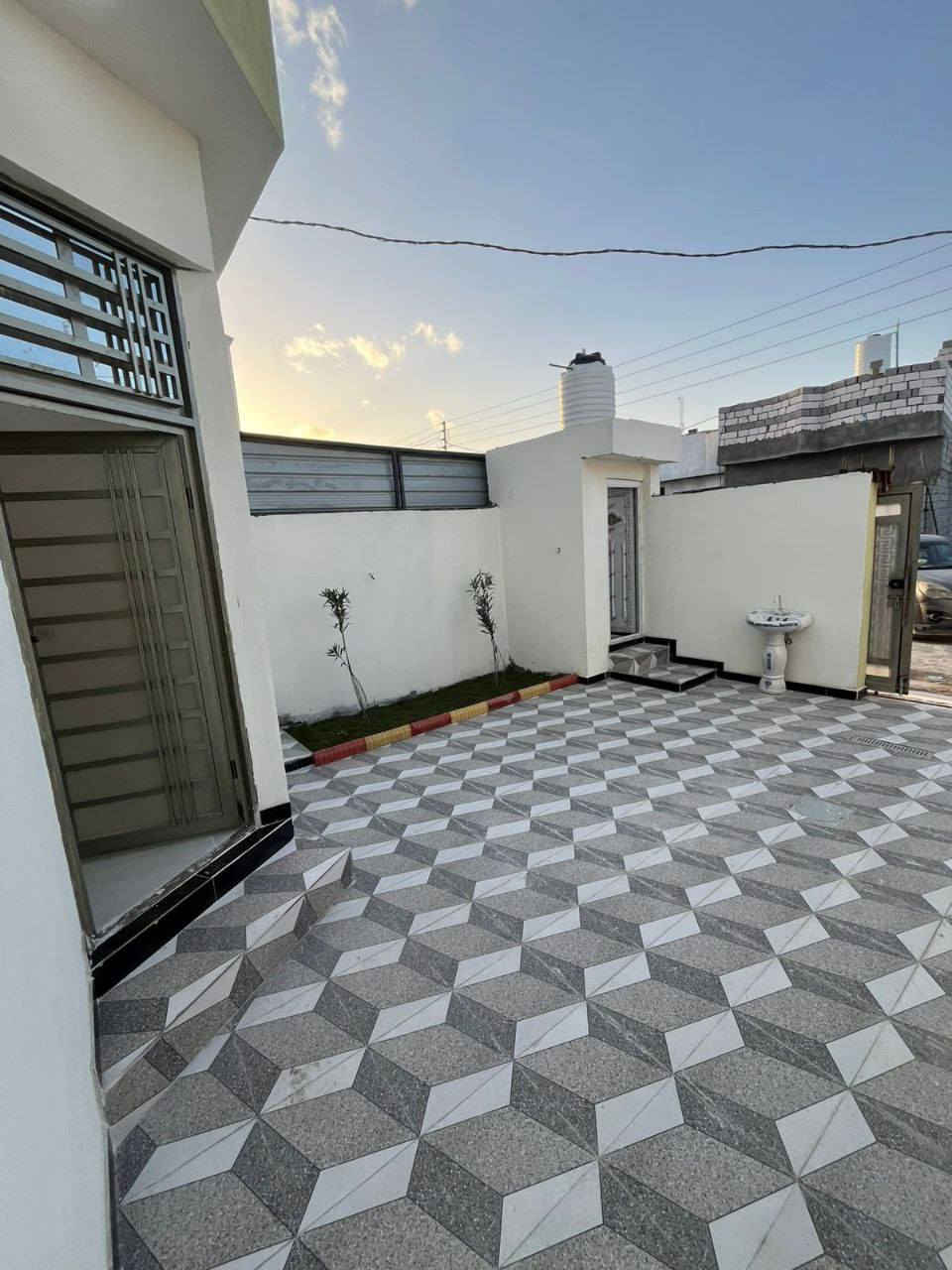 ياالله سلام عليكم توفر بيت بمساحه 142 موقع البيت الجزيرة باب الهوه يتكون البيت من غرفتين وديوانيه ومطبخ وحمامات خارجية وداخليه وكراج المشتري ياخذ نسخا من الطابو وكاله مصدقه من المحكمه ومكاتبت مكتب السعر 76 وبي مجال للستفسار 07739 400655
