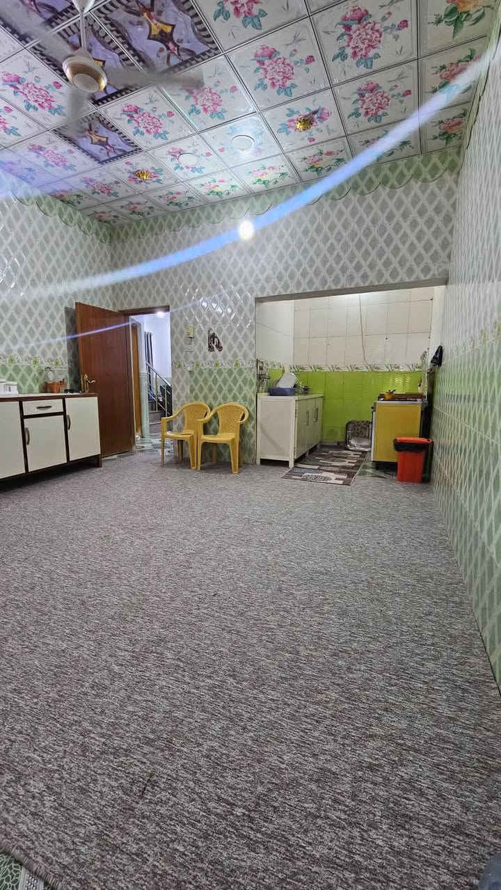 #للبيع
بيت بحي العباس طابق واحد مع غرفة وصحيات فوگ مسلح المساحة ٢١٠م
#التفاصيل:
يحتوي على براني وصالة كبيرة وغرفتين  ومطبخ  مجاميع صحية داخلية وخارجية
قريب للسايدين حي الحسين _ حي العباس  لمعرفة السعر الاتصال على هذا الرقم ***********
