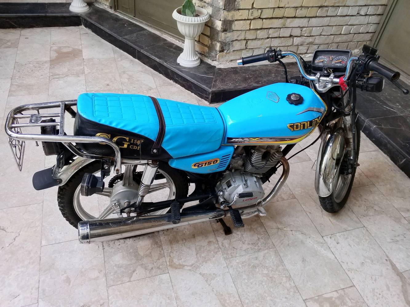 سلامه عليكم شباب دراجه ايراني سونك موديل2023 150s دراجه حلوه او تخبل كامله من كلشي كهربائيات  مكينه ناعمه بس بيها شغله مادري شنو دخت بيها جبت الها باتري جديد او كتف شحن جديد او ما جاي ادير سلف بس من أجطلها على باتري تشتغل سلف كبل فا مادري ليش هاي الحالها بيها فا هاي الدراجات كدامك كامله من كلشي سعرها 600 أو بيها مجال رقم *********** مكاني بغداد  الحبيبيه