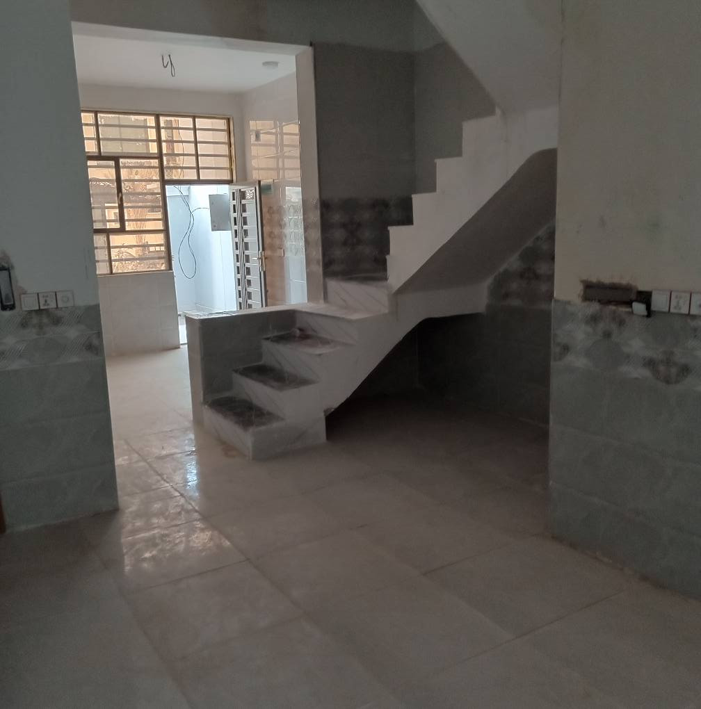 ١٥٠متر غرفتين وصاله ومطبخ وستقبال وحمامات داخليه وخارجيه العنوان نجف الاشرف مقابيل قريه القدير عمود ٢٨٢مقابل مكتب التساهل ***********اتساب بناء حديث وخدمات فول شارع تبليط عرض الشارع ١٨متر اناره النجف, العراق
