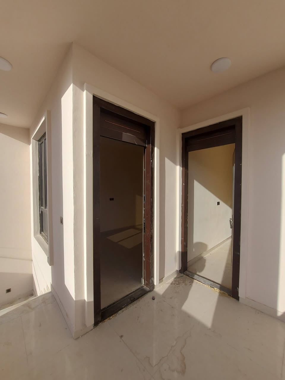 🏘 دار للأيجار 🏚 الموقع بعقوبة البحيرة 💥 بناء حديث زيروا غير مسكون🎈موقع مميز 🛕 بالقرب من كراج البحيرة
 ✅️  طابق ثاني معزول عن الطابق الأرضي🏩 ايجار الدار (( ٤٠٠ )) الف 
⭕️ مساحة ( ٢٠٠ ) متر 🔺️ واجهه ( ١٠ × ٢٠ ) متر ⚜️ 

🏭 يتكون الدار من : ( ١ ) غرفة نوم كبيرة 🏛 وستقبال 🟨 وصالة مفتوحة على المطبخ 🛁 ومجموعة صحيات كاملة 🔶️ ومناور عدد ( ٢ ) 💥💥💥

للاستفسار مع مكتب نجاح العميري للعقار ☎️
 موقع المكتب ⬅️ مدخل العزات مجاور اسواق نوتيلا الغذائية 🛒 او التواصل على الماسنجر او الواتساب على الرقم *********** 📞📞
