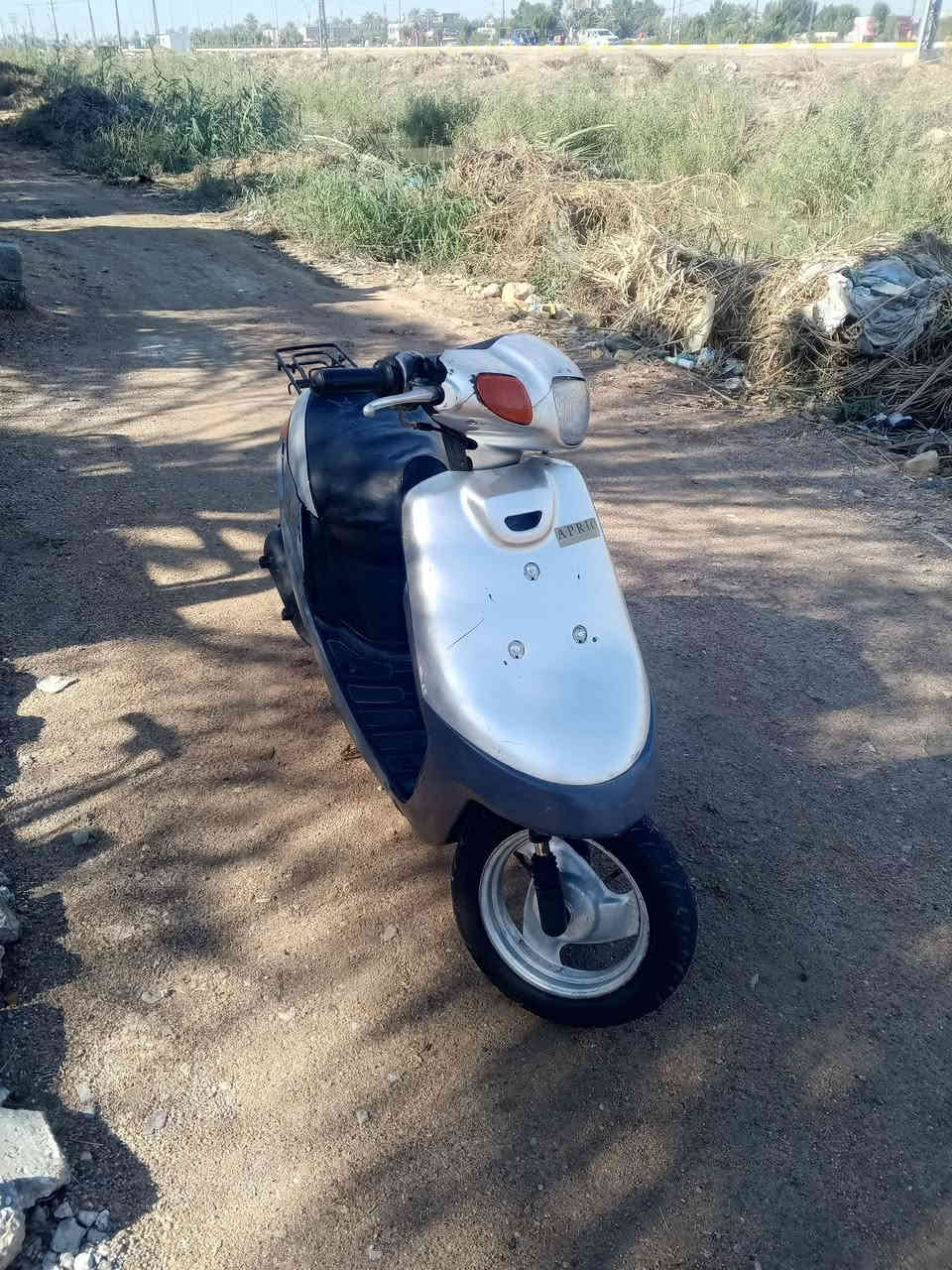 السلام عليكم دراجه بطه للبيع مكينه مفتوحه مره وحده وناعمه شاصي مكفول دراجه جديده كهربائيات شغاله عوزه فقط باتري مكاني سياحي قرب بانزين خانه جوهره كربلاء السعر 275  للاتصال ***********
