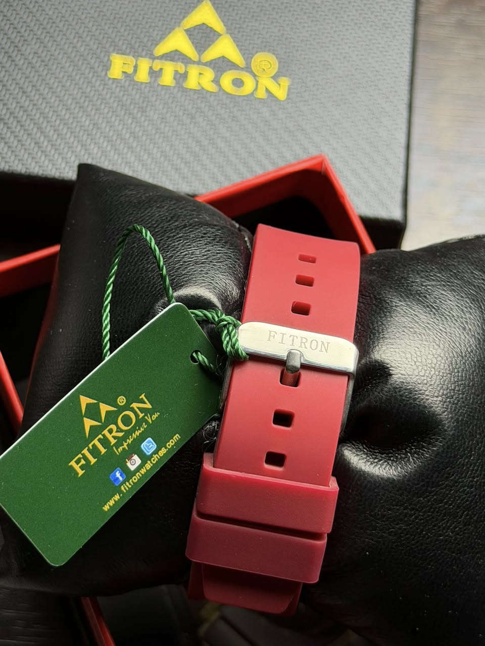 FITRON
اصلي ماكنة اوتماتيك 
كاملة المرفقات ( علبة + كرنتي ) 
سكلتون كشف من الجانبين 
سير ربر 
ارقام واميال لامينوس فسفوري 
ستانلس ستيل 
مقاومة للماء 
خزن طاقة 30 ساعة 
دزاين الريتشارد ميل 

25 الف على اول تم


**إذا كنت صاحب هذا الإعلان وتريد حذفه لأي سبب، رجاءا أرسل رسالة إلى الدعم الفني**