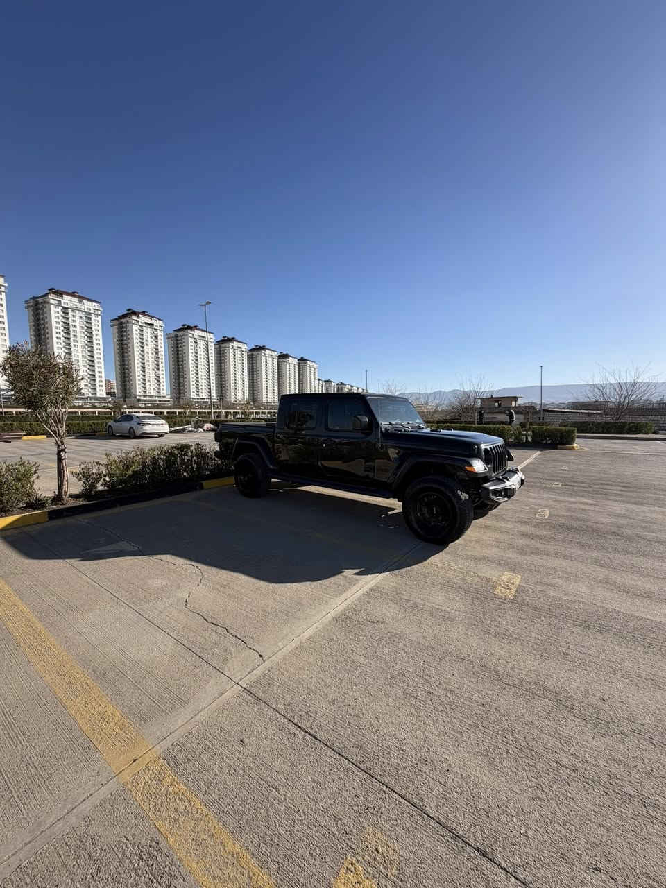 السلام عليكم جيب كلاديتر موديل ٢٠٢٣ بدون صبغ رقم سنوي ب اسمي سياره كامل محدث ربيكون سعر جووي سوك ٢٨٨$ زم ***********موجود بسليمانيه
