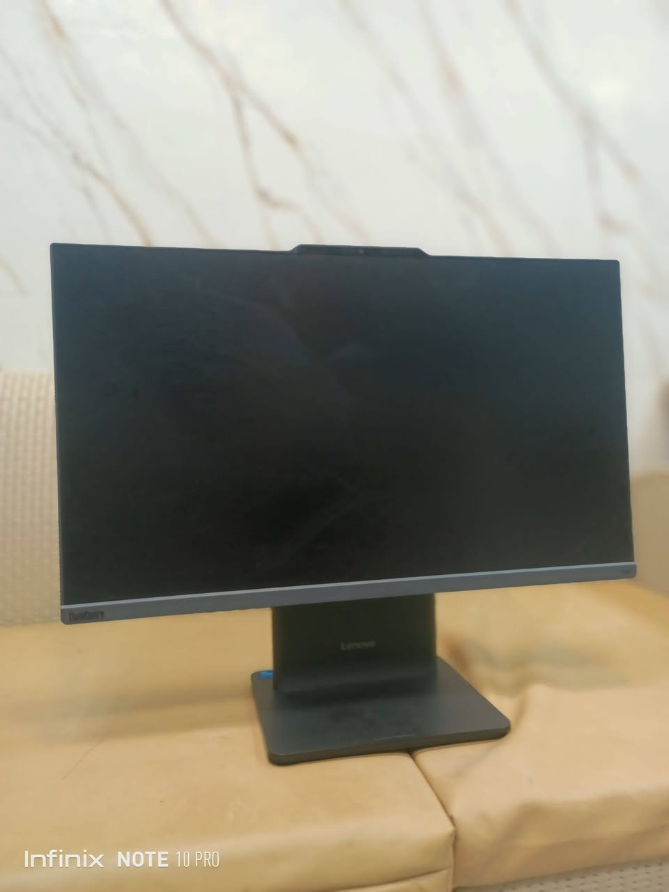 هذا الجهاز هو Lenovo ThinkCentre Neo 50a Gen 5، وهو كمبيوتر مكتبي متكامل (All-in-One).
يتميز الجهاز بتصميم يدمج المكونات داخل الشاشة لتقليل فوضى الكابلات، كما هو موضح في الصورة الخلفية.
تتوفر الطرازات عادةً بمعالجات Intel Core من الجيل الثالث عشر، مثل i5-13420H أو i7-13620H.
يحتوي الجهاز على مجموعة متنوعة من المنافذ الخلفية والسفلية، بما في ذلك USB و RJ45 للشبكة. 

Amazon.ae
 +4
هل ترغب في معرفة المزيد عن المواصفات الفنية لهذا الجهاز، مثل حجم الشاشة أو سعة التخزين؟

هذا الجهاز هو Lenovo ThinkCentre Neo 50a Gen 5، وهو كمبيوتر مكتبي متكامل (All-in-One).
السعر 900 الف وبيها مجال 🤍🦋


**إذا كنت صاحب هذا الإعلان وتريد حذفه لأي سبب، رجاءا أرسل رسالة إلى الدعم الفني**