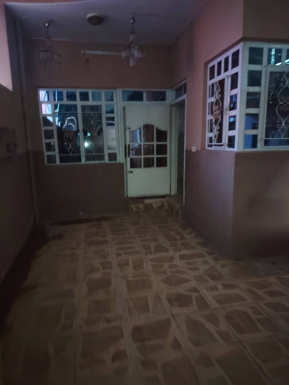 بيت الايجار حي السماح قرب جوري ماركت غرف نوم وهول واستقبال مطبخ و صحيات وكراج طابق الثاني غرف نوم  مطبخ و صحيات ***********/  ***********
